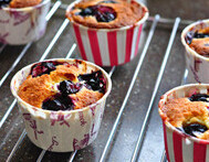 9、蓝莓麦芬,取出，在网架上冷却，即可享用