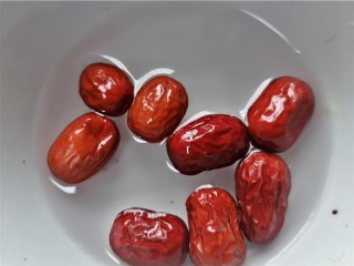 3、糯米藕,红枣泡水清洗干净