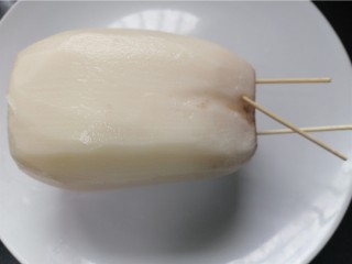 6、糯米藕,用牙签封住藕一边