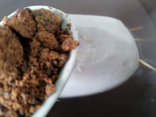 11、糯米藕,煮一会之后加入两大勺红糖煮