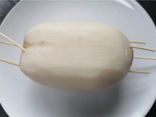 9、糯米藕,将另外一头也用牙签戳住封口