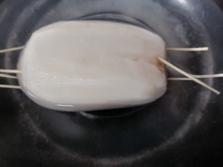 10、糯米藕,多加些水放入锅内煮