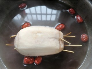 12、糯米藕,将红枣也放入一同煮