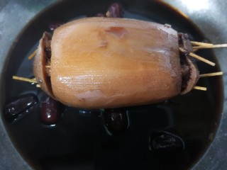 13、糯米藕,煮至里面的糯米软糯藕上色即可，大概小火煮三小时左右