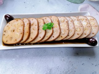 15、糯米藕,切片装盘