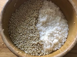 1、粗粮变身颜值的五彩藜麦饭团,藜麦和糯米浸泡三个小时，再放入电饭煲蒸熟，水少些。