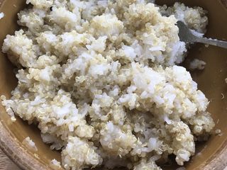 2、粗粮变身颜值的五彩藜麦饭团,蒸熟后混合均匀。