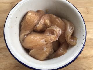 3、粗粮变身颜值的五彩藜麦饭团,鸡胸肉用盐料酒黑胡椒粉腌一下，大概要两小条就好啦。