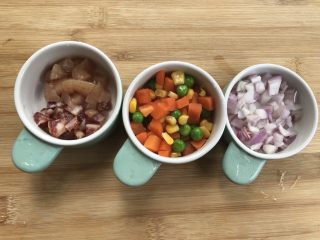 4、粗粮变身颜值的五彩藜麦饭团,洋葱切粒，玉米青豆胡萝卜丁准备好，腊肠切粒，鸡胸肉切丁。