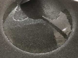 5、粗粮变身颜值的五彩藜麦饭团,大火，炒锅，倒入少量油。