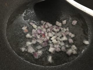 6、粗粮变身颜值的五彩藜麦饭团,油热后放入洋葱粒。翻炒香。