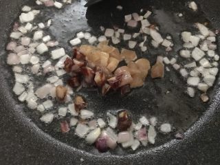 7、粗粮变身颜值的五彩藜麦饭团,再放入腊肠和鸡胸肉。翻炒香。