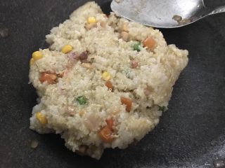 13、粗粮变身颜值的五彩藜麦饭团,翻炒到配菜和饭均匀混合。关火。