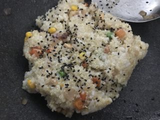 14、粗粮变身颜值的五彩藜麦饭团,出锅前洒入黑芝麻。