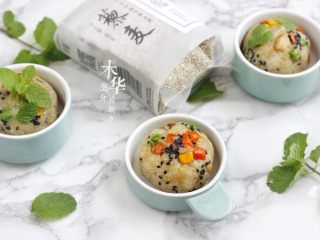 15、粗粮变身颜值的五彩藜麦饭团,最后戴手套把饭团整成圆形。