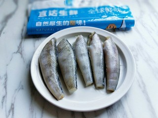 2、#做妈妈的拿手菜#红烧冰鱼段,将南极冰鱼段从包装取出，放在室温自然化冻。