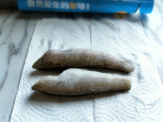 3、#做妈妈的拿手菜#红烧冰鱼段,化冻的南极冰鱼段洗干净，放在厨房用纸上将水分擦干。（这个南极冰鱼段真省心，无头，无内脏，买回来清理特别方便，我喜欢，呵呵。）