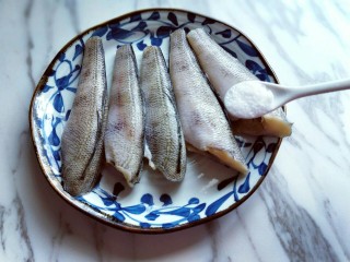 4、#做妈妈的拿手菜#红烧冰鱼段,加入盐，盐的量根据个人口味放。