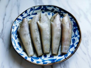 7、#做妈妈的拿手菜#红烧冰鱼段,腌制30分钟。（现在天气比较热，可以封上保鲜膜，放入冰箱冷藏腌制）