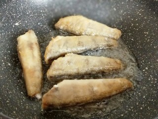 10、#做妈妈的拿手菜#红烧冰鱼段,中小火煎鱼，煎至两面金黄夹出备用。