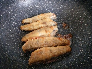 11、#做妈妈的拿手菜#红烧冰鱼段,另起油锅，锅中加入少许食用油，再加入冰糖，小火将冰糖融化至褐色，这时立即将煎好的鱼段放入锅中，挂糖色。