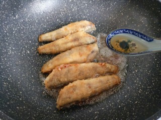 12、#做妈妈的拿手菜#红烧冰鱼段,加入料酒。