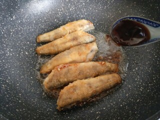 13、#做妈妈的拿手菜#红烧冰鱼段,再加入蚝油。