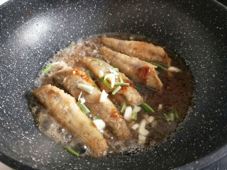 14、#做妈妈的拿手菜#红烧冰鱼段,加入纯净水，没过南极冰鱼段为宜，再加入切好的葱姜蒜，盖上盖子将鱼段炖熟，最后收汤即可。（约8分钟样子）