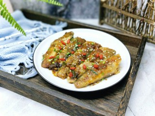 15、#做妈妈的拿手菜#红烧冰鱼段,盛出装盘，撒上葱花，熟白芝麻。撒上一些泡好的枸杞点缀。（如果喜欢吃辣的可以选用红辣椒）