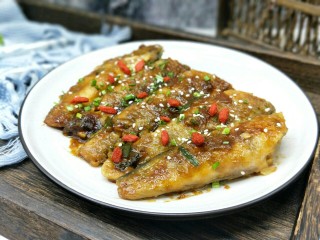 16、#做妈妈的拿手菜#红烧冰鱼段,肉质细腻，有弹性。就一根大鱼刺，吃起来特别方便。