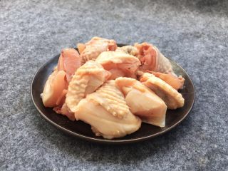 2、酸梅焖鸡～爸爸的味道,鸡肉用刀剁成小块。
