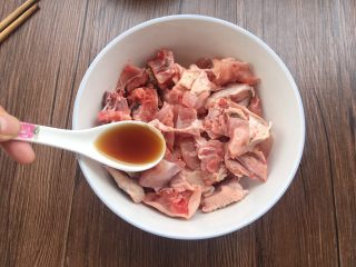 3、酸梅焖鸡～爸爸的味道,放入大一点的盘子中，添加料酒4勺，多放料酒可以去鸡肉腥味儿。