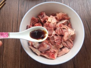 4、酸梅焖鸡～爸爸的味道,放入蚝油1勺，可以提鲜。