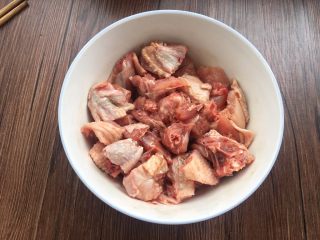 5、酸梅焖鸡～爸爸的味道,再放入豆腐乳一块，用父亲的话说，放入料酒、蚝油和豆腐乳一起搅拌均匀腌制，鸡肉既可以去腥又入味。腌制时间20分钟左右。