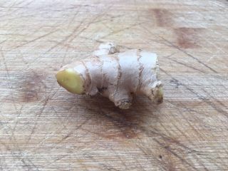 6、酸梅焖鸡～爸爸的味道,腌制鸡肉时间里，我们来准备做酸梅焖鸡的调料。老姜一块，清洗干净。