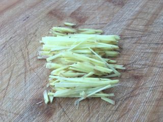 7、酸梅焖鸡～爸爸的味道,用刀切成细丝，姜丝融合鸡肉味道，也非常好吃????