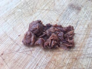 9、酸梅焖鸡～爸爸的味道,酸梅，用刀剁碎备用。