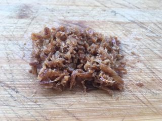 10、酸梅焖鸡～爸爸的味道,酸柠檬，同样用刀剁碎备用。