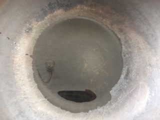 11、酸梅焖鸡～爸爸的味道,20分钟后，锅中倒入适量菜籽油烧热。