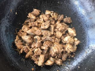17、酸梅焖鸡～爸爸的味道,火不要太大，慢慢炒，慢慢焖这样的鸡肉更香。