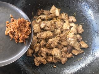 18、酸梅焖鸡～爸爸的味道,酸柠檬碎一起倒入锅中与鸡肉同炒。