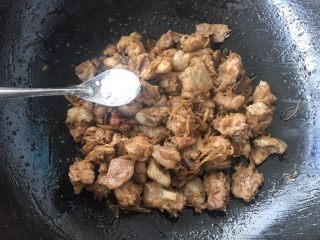 20、酸梅焖鸡～爸爸的味道,焖至鸡肉完全吸收调料味道，鸡肉熟透变金黄色，添加味精半勺，翻炒均匀即可出锅。