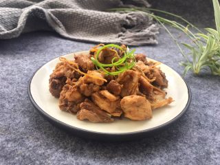 21、酸梅焖鸡～爸爸的味道,鸡肉装盘，用葱丝点缀一下就可以了。