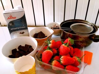 1、甜美草莓巧克力杯,准备材料