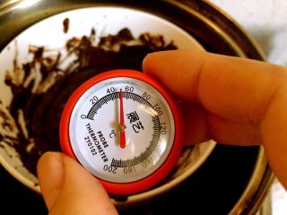 2、甜美草莓巧克力杯,160克黑巧克力喝热水融化，加热到46度