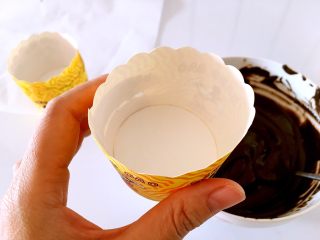 4、甜美草莓巧克力杯,取一个纸杯