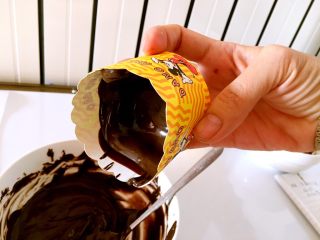 5、甜美草莓巧克力杯,加入半杯巧克力，旋转至纸杯纸