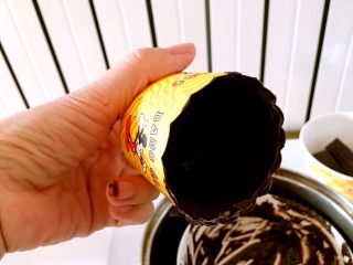 8、甜美草莓巧克力杯,依次将剩下的纸杯沾满巧克力