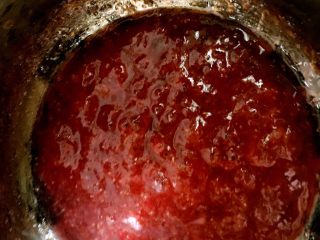 11、甜美草莓巧克力杯,小火煮5-15分钟，熬成草莓酱