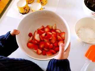 10、甜美草莓巧克力杯,取150克草莓切好，50克白糖（某小孩捣乱开始）